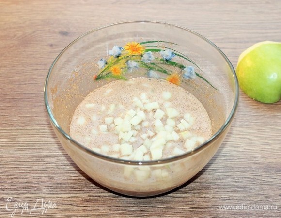 Добавляем яблоко в тесто.