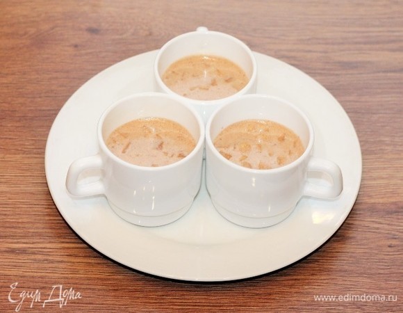 Раскладываем тесто в кружки для СВЧ-печи или порционные формочки для СВЧ-печи, наполняя их чуть больше, чем на половину, так как тесто будет подниматься. Кружки (дно) я не смазывала маслом.