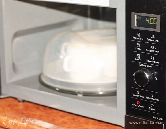 Предварительно прогреваем микроволновку в режиме «Быстрый старт» в течение 30 секунд. Отправляем формочки в микроволновку на 3 минуты при максимальной мощности (1000 Вт). Режим «Микроволны». Готовность проверяем деревянной лучиной. Накрывать кружки крышкой не обязательно, если не боитесь испачкать печь. У меня крышка с отверстием.