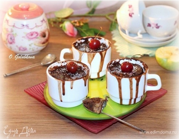 Кексы подаем теплыми, можно с шариком мороженного или со взбитыми сливками. Можно посыпать кокосовой стружкой или сахарной пудрой. В качестве завершающего штриха десерт украшаем ягодами. Приятного аппетита!