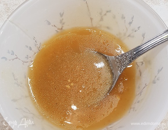 Для заправки смешать все ингредиенты до состояния эмульсии.