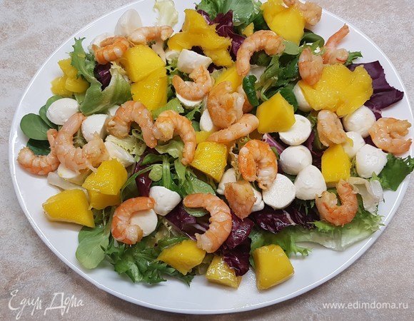 На блюдо выложить салатный микс. Разложить моцареллу, манго и креветки. Полить заправкой. И лучше дать ему постоять. Мне он больше понравился, когда постоял минут 20.