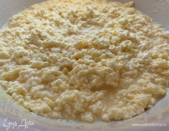 Молоко смешать с творожным сыром, добавить к маслу, все хорошо взбить.