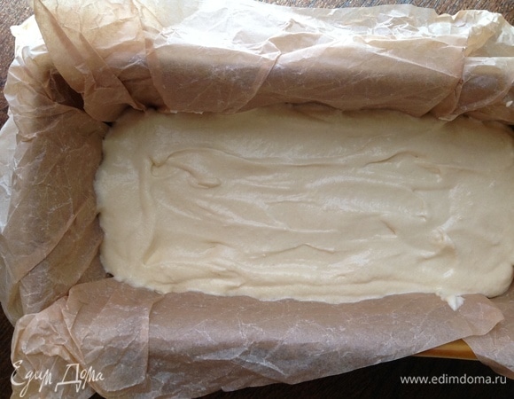 В форму выложить пергамент. Влить половину теста.