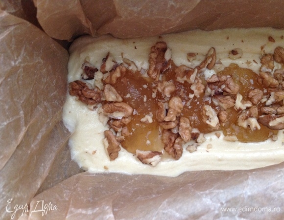 Выкладываю джем (у меня лимонный и апельсиновый — по 80 г каждого) и орехи, сверху выливаю вторую половину теста. Духовку разогреваю до 180°C. Выпекаю 45–60 минут до полной готовности. Посматривайте — духовки у всех разные! Орехи и джем могут быть любыми на ваш выбор!