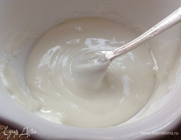 Глазурь готова. Быстро и нежно нанести ее на кекс.