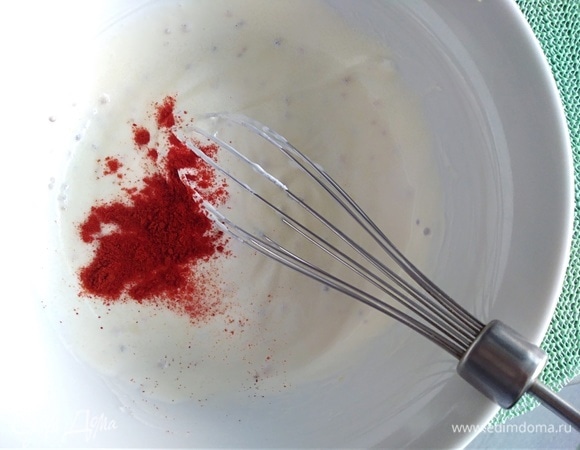 Всыпать паприку и соль, влить лимонный сок, хорошо перемешать.