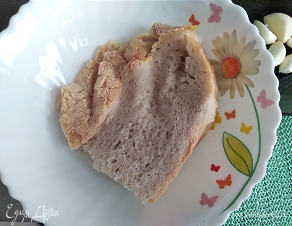 Кусок белого хлеба или батон замочить на несколько минут в воде. Отжать от воды.