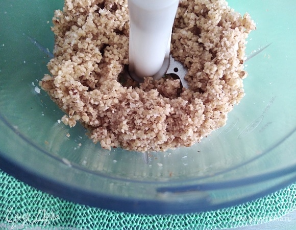 Поместить в измельчитель чеснок и орехи, измельчить.
