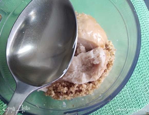 Добавить хлеб и 2 ложки масла. Пробить еще в течение 7–10 секунд. Влить оставшееся масло, пробить еще раз.