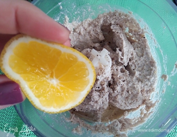 Посолить, поперчить и влить 3 ложки лимонного сока. Перемешать. Попробовать. Если нужно, добавить оставшийся сок.