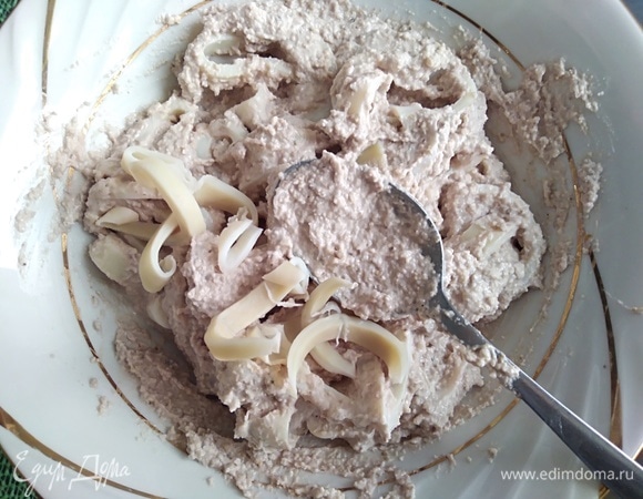 Переложить соус в тарелку или контейнер. Добавить кальмары и перемешать. Убрать в холодильник на час.