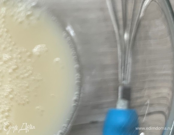 В теплую воду добавляем дрожжи и перемешиваем.