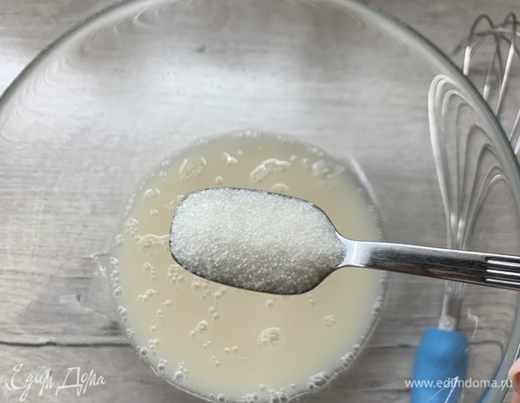 Прибавляем сахар, мешаем.