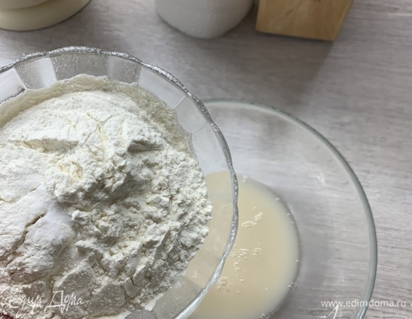 Отправляем муку с солью в водичку.