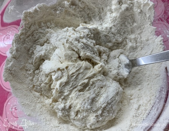Замешиваем тесто, месим 10–15 минут!