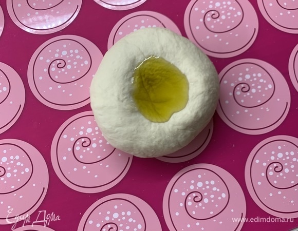 Далее добавляем оливковое масло и месим еще 10–15 минут.