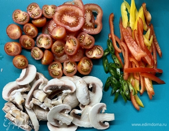 Готовим начинку. Грибы и помидоры нарезаем пластинками, болгарский перец — брусочками, чили — произвольно.