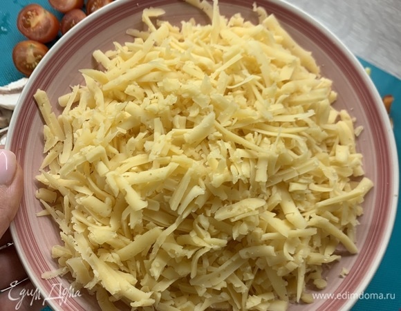 Трем сыр на крупной терке.
