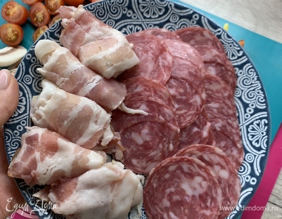Выкладываем для удобства мясные компоненты, бекон я свернула и разрезала на 3 части.