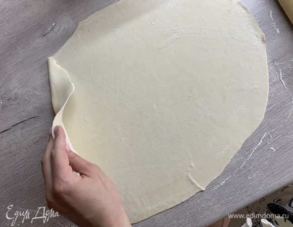 Раскатываем тонко тесто и отправляем на противень.