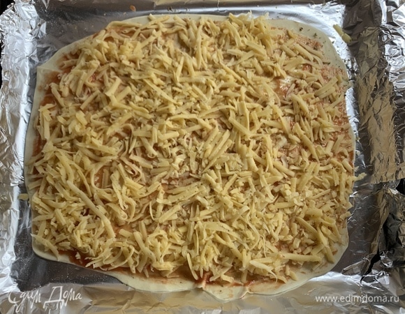 Приправляем орегано и выкладываем тертый сыр.
