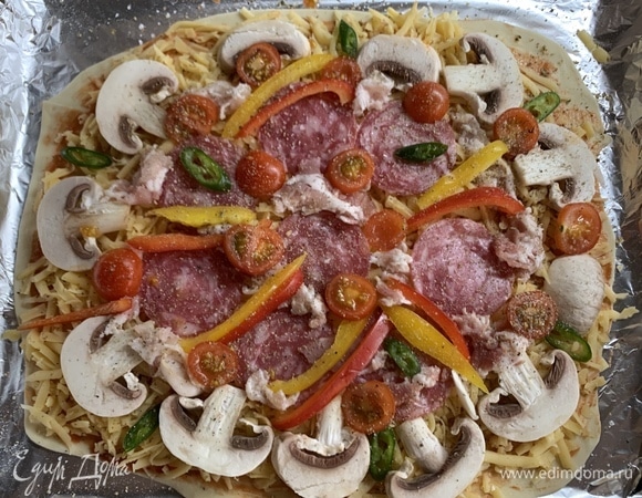 Далее — все ингредиенты, как вашей душе угодно. Помидоры кладем сверху.