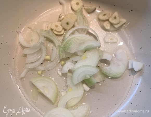 Обжариваем на масле чеснок и лук, нарезаем произвольно.