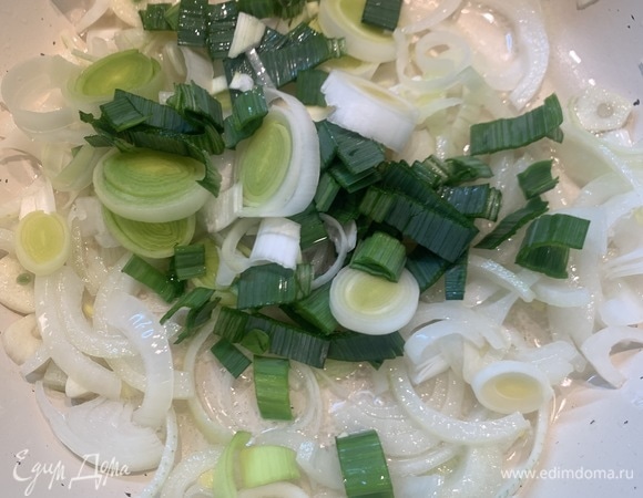 Отправляем на сковороду лук-порей, нарезанный кольцами, жарим.