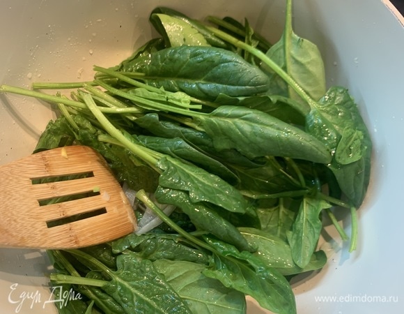 Туда же отправляем шпинат.