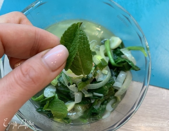 Затем — пару листочков мяты ко всем ингредиентам. Пробиваем блендером.