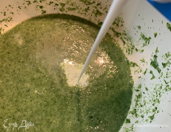 Выливаем обратно в кастрюлю, вводим сливки.