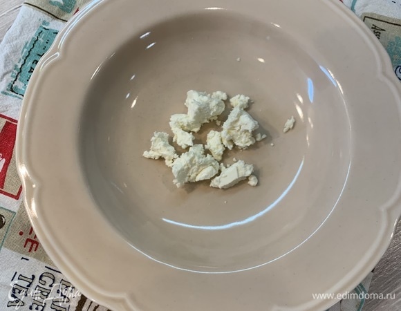 На тарелку выкладываем фетаксу.