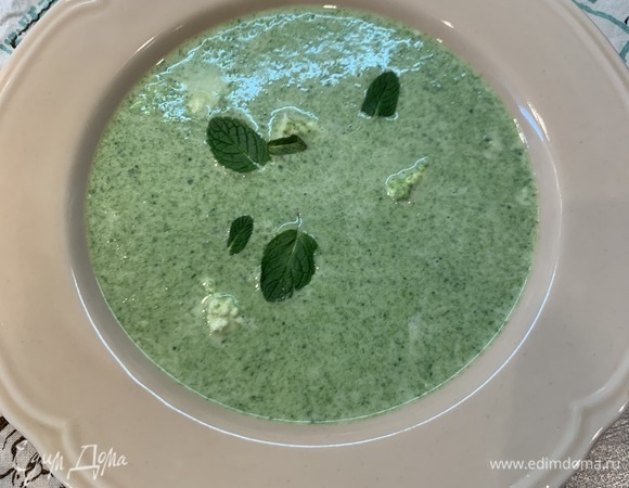 Выливаем сверху суп и украшаем листочками мяты.