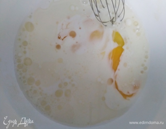 Взбить венчиком яйца, кефир, молоко и растительное масло.