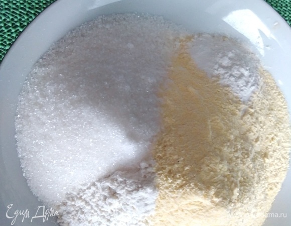 Сухие ингредиенты смешать в отдельной миске: оба вида муки, сахар, соль, разрыхлитель и соду.
