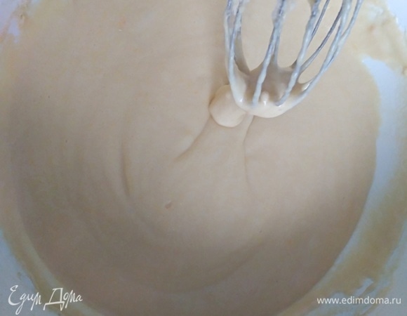 Постепенно всыпать сухую смесь в жидкую. Перемешать венчиком, чтобы не было комочков.