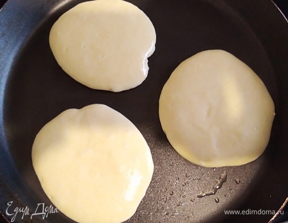 Разогреть блинную сковороду. Перед первой партией я смазываю каплей масла. Потом жарить панкейки на сухой умеренно нагретой сковородке с обеих сторон до готовности. Жарятся они очень быстро.