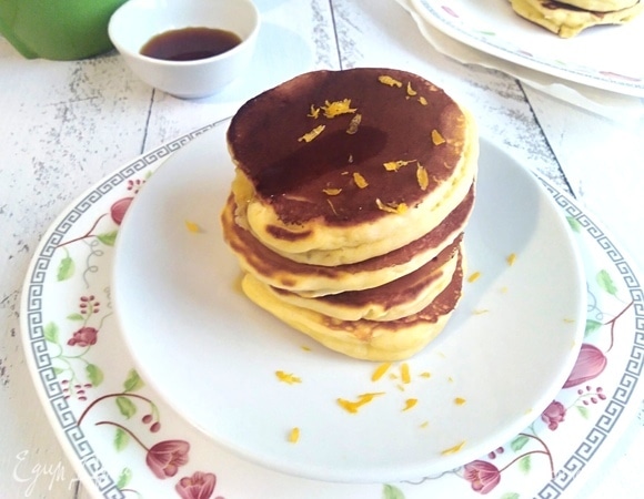 Подавать, полив вашим любимым сиропом или вареньем. Я брала кленовый сироп. Панкейки любят соусы и сиропы, так что не жалейте. 