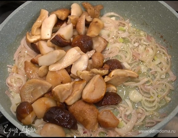 Белые грибы выложить к овощам, добавить листья с 3‒5 веточек тимьяна, слегка посолить, увеличить огонь и обжаривать до золотистого цвета.