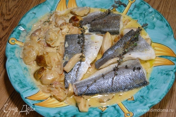 Влить в сковороду сливки, выложить на рыбу оставшиеся веточки тимьяна, накрыть крышкой и выключить огонь.