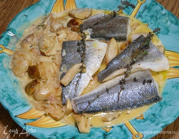 Влить в сковороду сливки, выложить на рыбу оставшиеся веточки тимьяна, накрыть крышкой и выключить огонь.