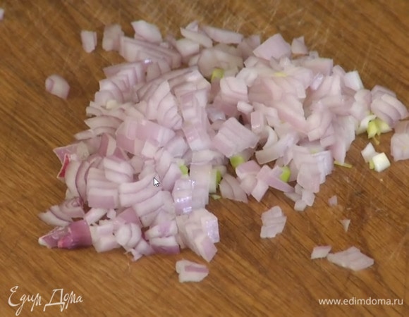 Лук почистить и порубить очень мелко.