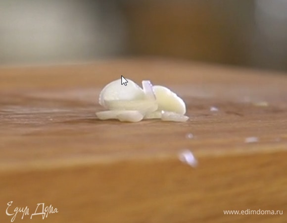 Чеснок почистить и нарезать тонкими пластинками.