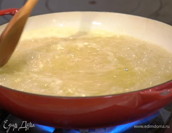 Всыпать перловку, все перемешать, увеличить огонь, влить вино и, помешивая, дать алкоголю выпариться, затем влить часть горячего бульона и продолжать прогревать, добавляя бульон по мере выкипания.