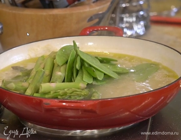 Перловку посолить, влить еще немного горячего бульона, добавить спаржу, стручки гороха и готовить 5 минут, затем всыпать зеленый горошек, все перемешать и держать на огне еще 3 минуты.