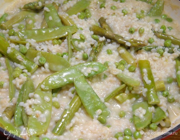 В готовое перлотто добавить натертый сыр и сливочное масло, если нужно, посолить, затем все перемешать.