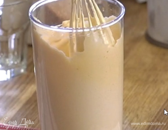 Оставшийся сахар соединить с желтками и взбить блендером с насадкой-венчиком, так чтобы масса увеличилась в объеме и посветлела.