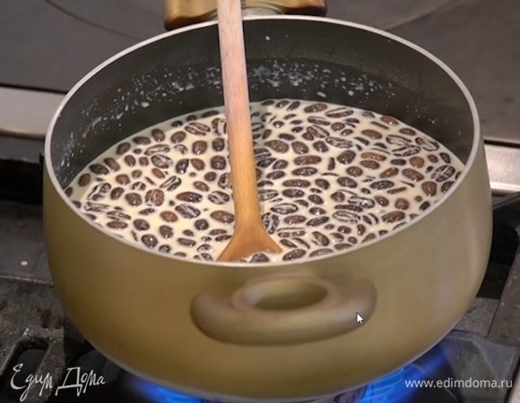 Сливочно-кофейную смесь снова довести до кипения, затем процедить через сито.