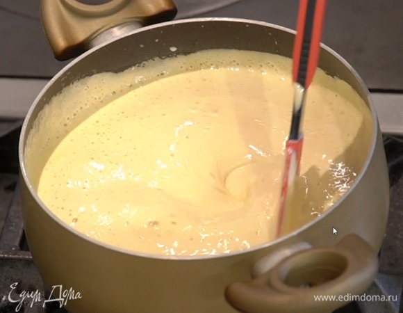 Во взбитые желтки с сахаром тонкой струйкой влить сливочную смесь, вернуть кастрюлю на самый маленький огонь и, помешивая, заварить густой крем.